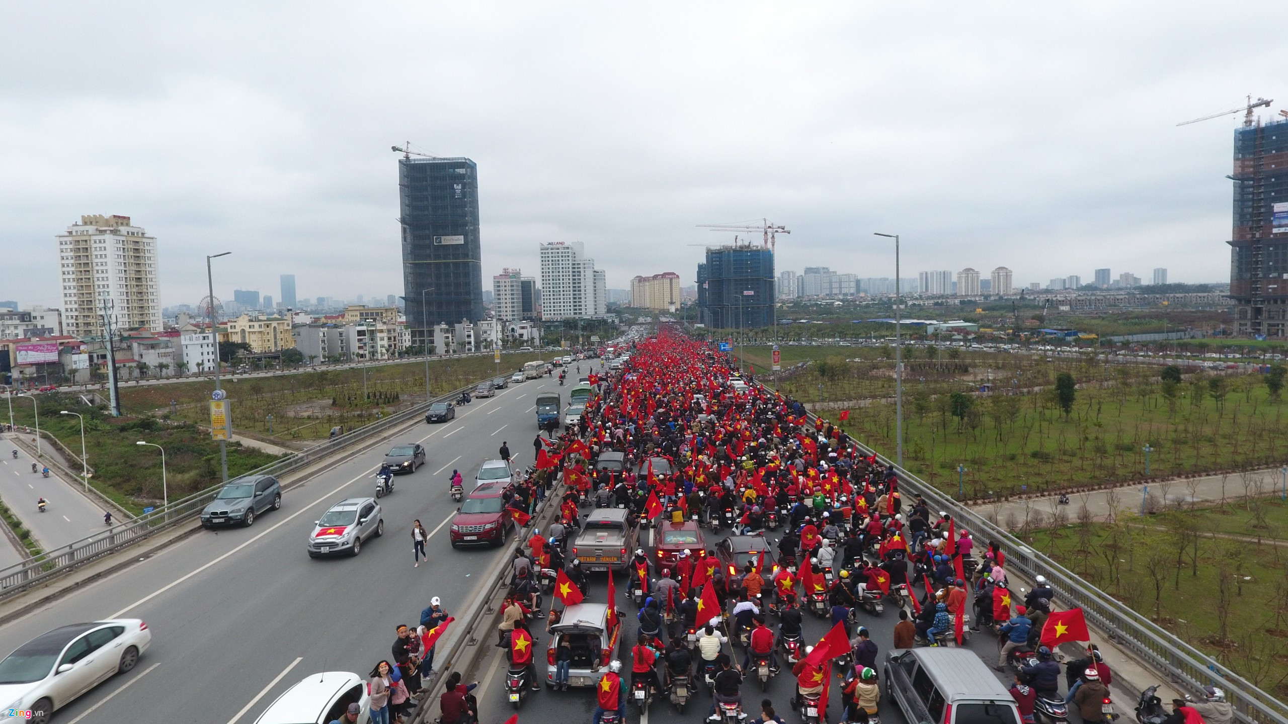 Flycam cảnh xe buýt chở U23 Việt Nam bị vây kín trên cầu Nhật Tân